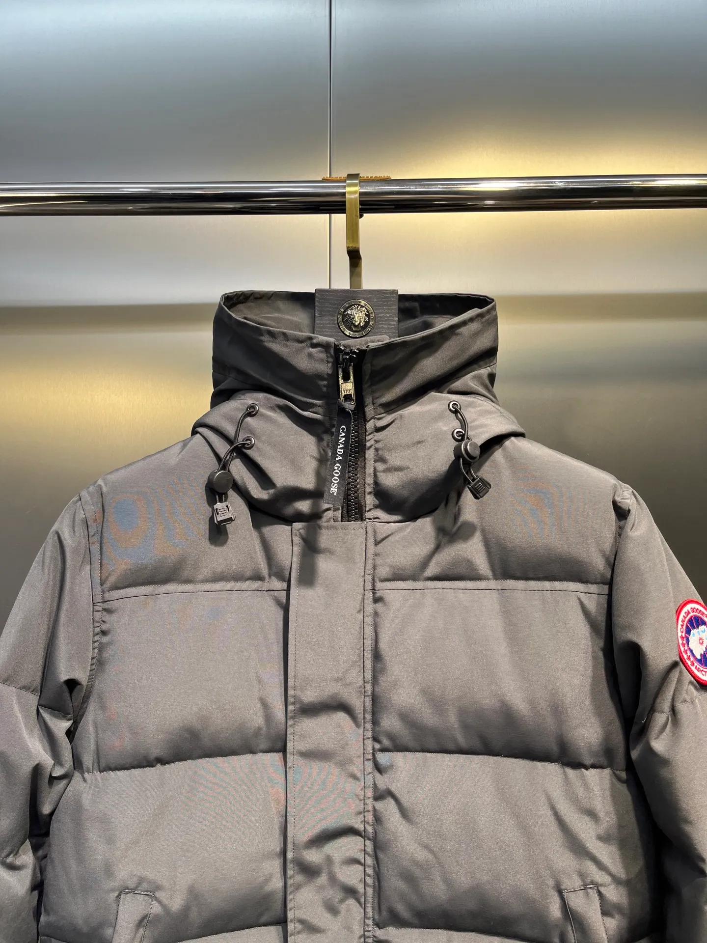 P700 Goose 🌟17 styles of chest patch, same style for men and women, cold-resistant down jackets! The fur collar is detachable. The natural Siberian coyote fur collar has a delicate yet strong feel, which comes from the sense of life that comes from the erosion of wind and frost in nature. The market usually uses raccoon fur or fake fur instead, which is not even the slightest bit better! The collar part has cold-proof flannel, which is close to the head and neck, comfortable and warm! The fabric is made of high-density nano-level waterproof fabric, which is windproof and wear-resistant and has a certain thickness! The zipper is the official YKK brand! The waist has an elastic waistline design that can be adjusted according to yourself! There is also an anti-wind Velcro inside! Seamless threaded cuffs to avoid stiffening! In order to prevent cold wind from pouring in, a double closure design is adopted. On the premise of the traditional zipper fly, six Velcro fasteners are used for secondary closure, which brings better warmth retention effect. It retains the classic hooded design and uses super large luxurious wolf fur to protect against wind and cold. No matter how low the temperature is this winter, one piece is enough. I’ll give you the wind and temperature. Size: s-xxl